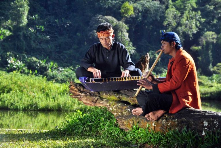 7 Lagu Daerah Jawa Barat Paling Terkenal, Lirik dan Maknanya-min