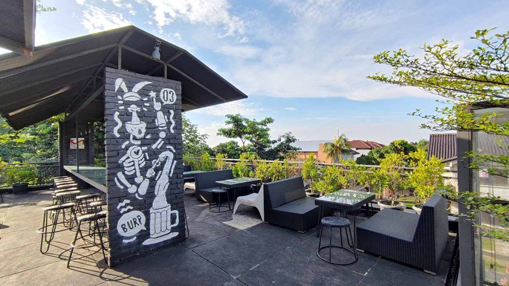 Two Stories Cafe & Lounge Perpaduan Urban dan Estetika Retro