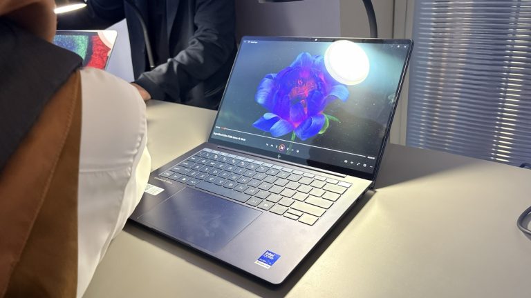 ASUS ExpertBook Ultra Tunjukkan Bahwa Laptop Profesional Bisa Sangat Ringan