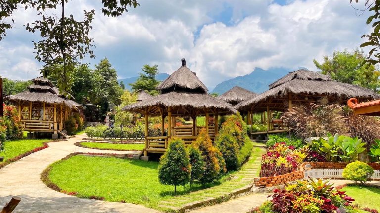 Kampoeng Koneng Ciapus Restoran Keluarga di Kaki Gunung Salak yang Susah Ditinggal Pulang