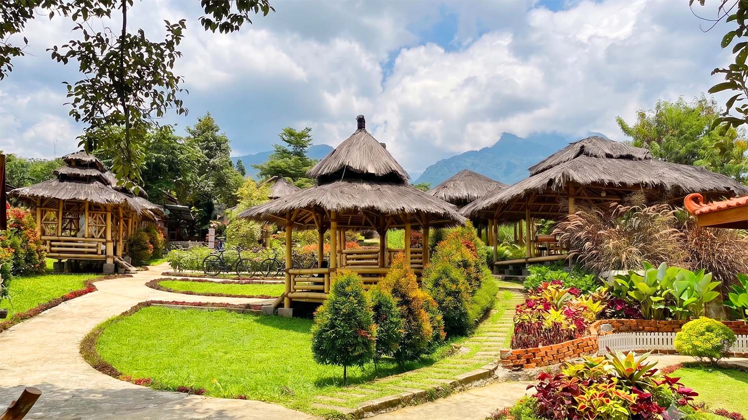 Kampoeng Koneng Ciapus Restoran Keluarga di Kaki Gunung Salak yang Susah Ditinggal Pulang